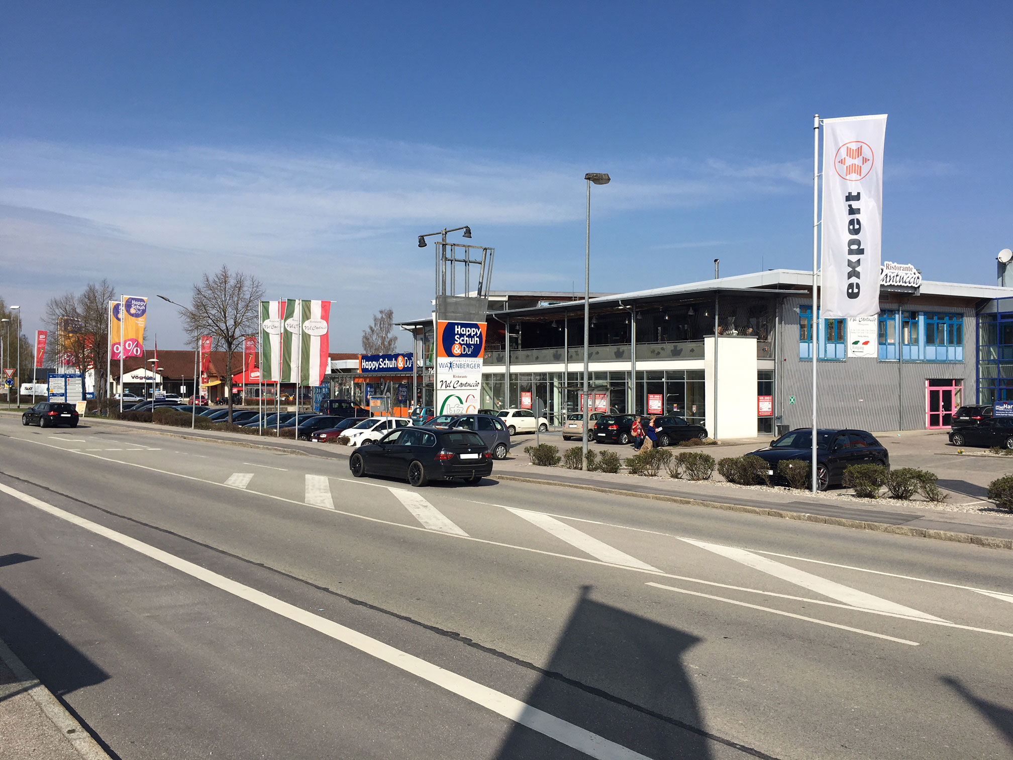 Fachmarktzentrum Pfarrkirchen 2, Ladenzeile mit Parkplatz