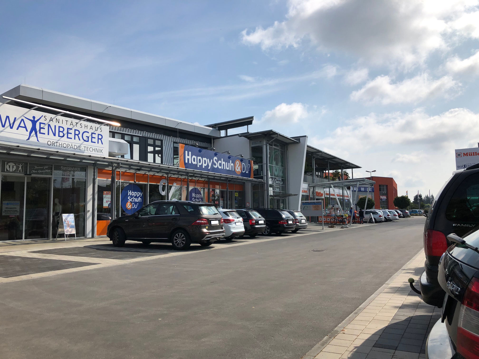 Fachmarktzentrum Pfarrkirchen Parkplatz mit Ladenfront Sanitätshaus und Schuhladen