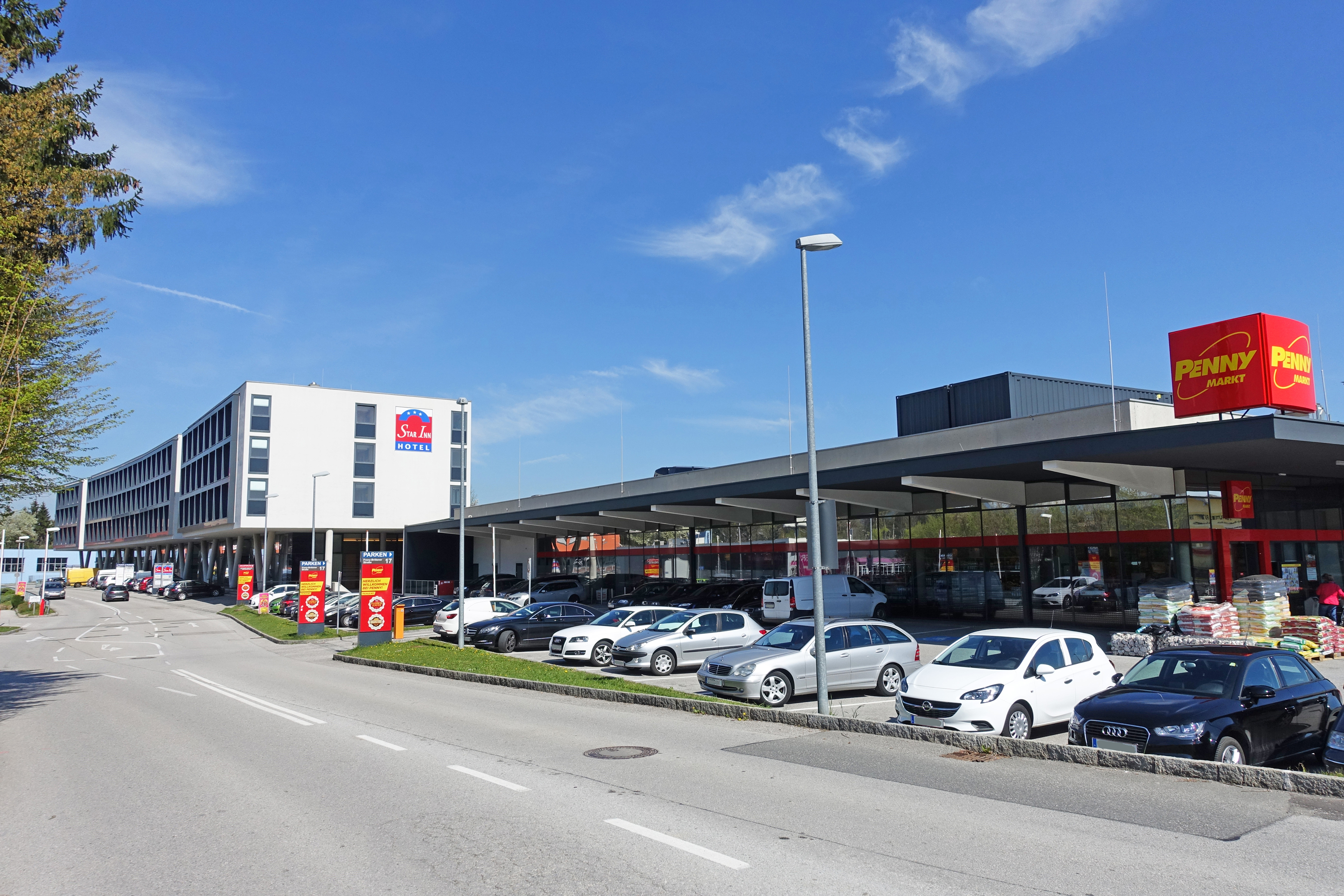 Wals Trade Center Salzburg, Ladenzeile und Hotelgebäude mit Parkplatz