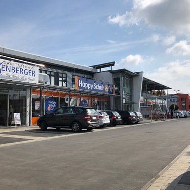 Fachmarktzentrum Pfarrkirchen Parkplatz mit Ladenfront Sanitätshaus und Schuhladen