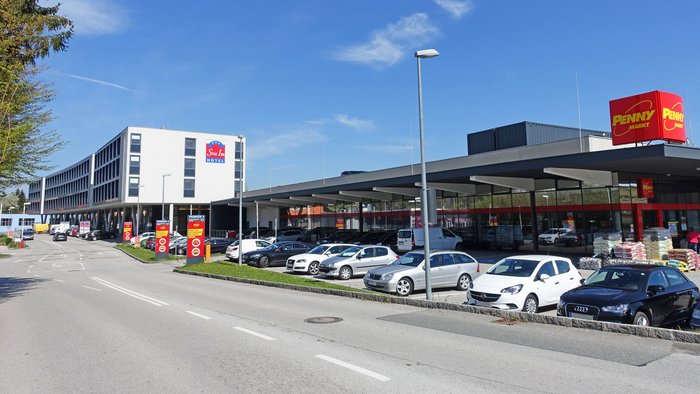 Wals Trade Center Salzburg, Ladenzeile und Hotelgebäude mit Parkplatz