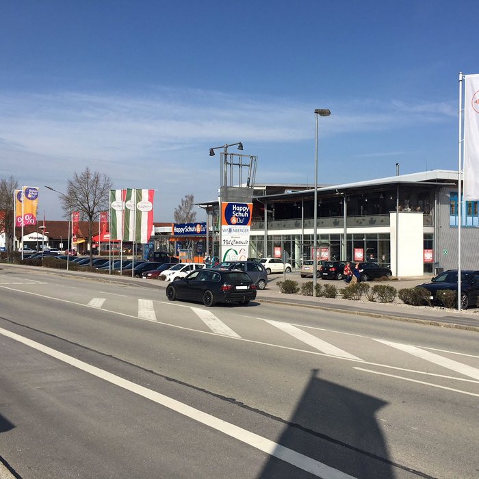 Fachmarktzentrum Pfarrkirchen 2, Ladenzeile mit Parkplatz